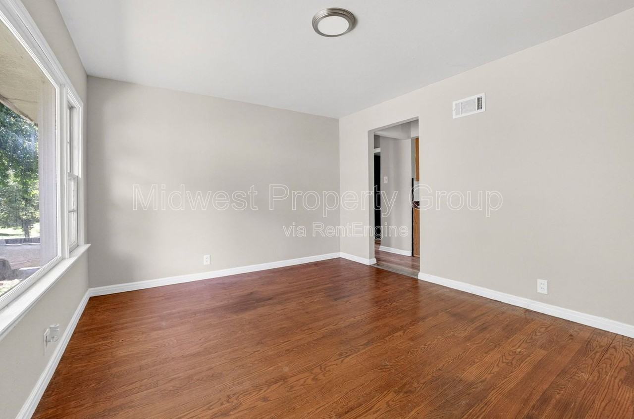 10027 Lilac Ave - Photo 3 of 24