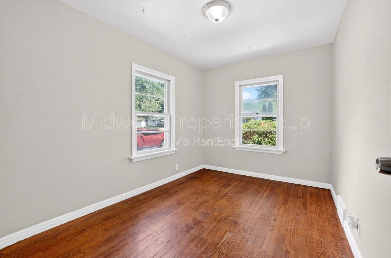 10027 Lilac Ave - Photo 4 of 24