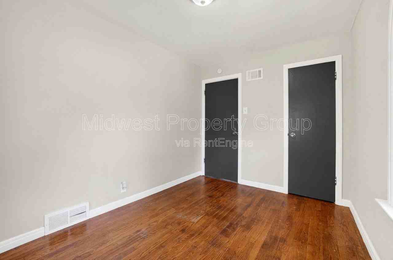 10027 Lilac Ave - Photo 5 of 24