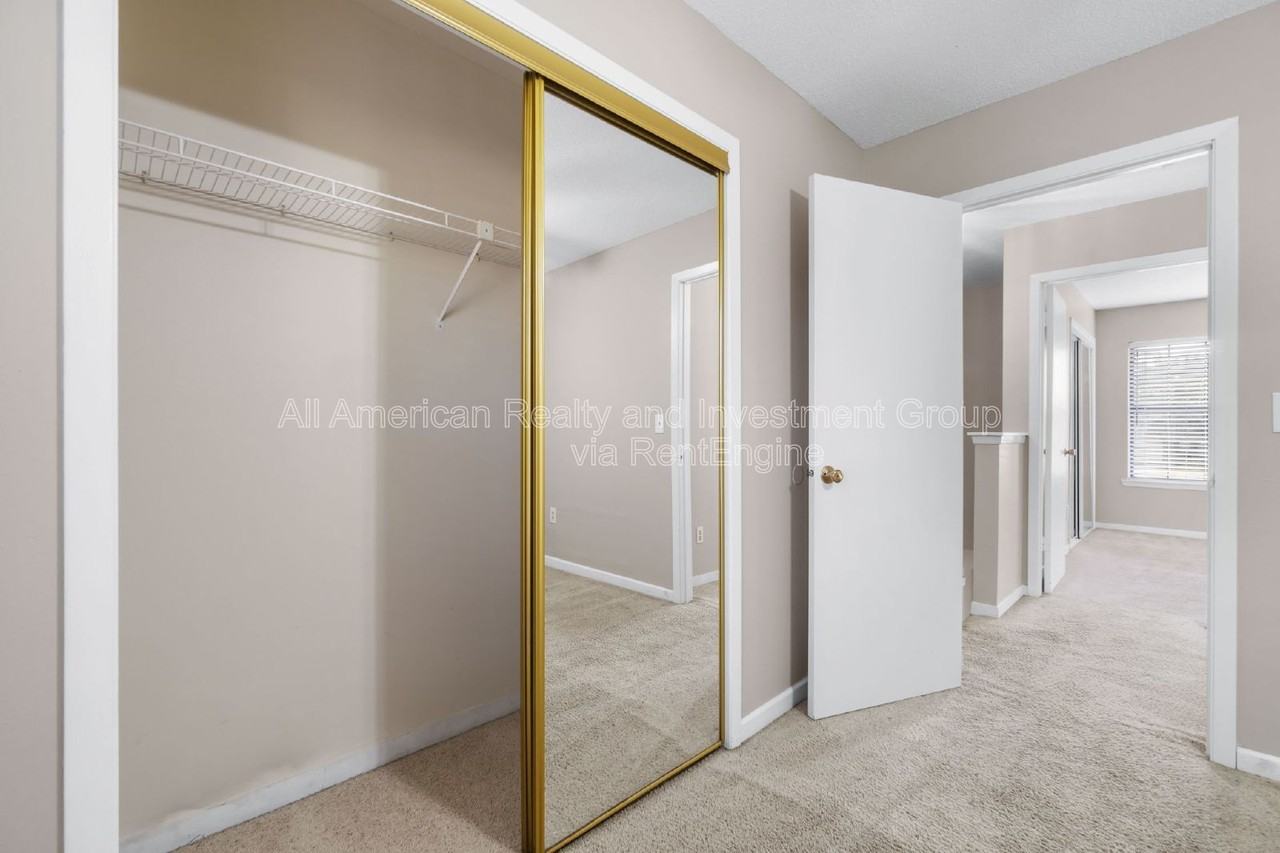 611 Center St #10 - Photo 3 of 20
