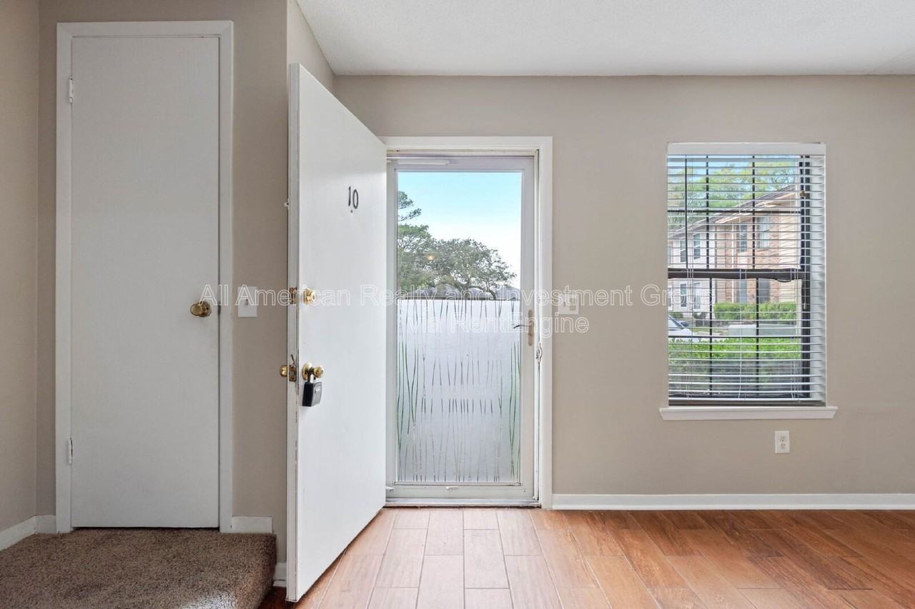 611 Center St #10 - Photo 4 of 20
