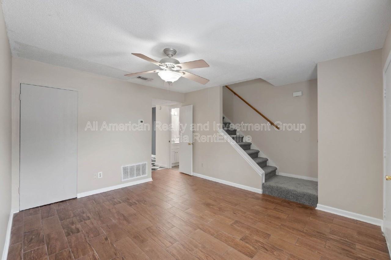 611 Center St #10 - Photo 5 of 20