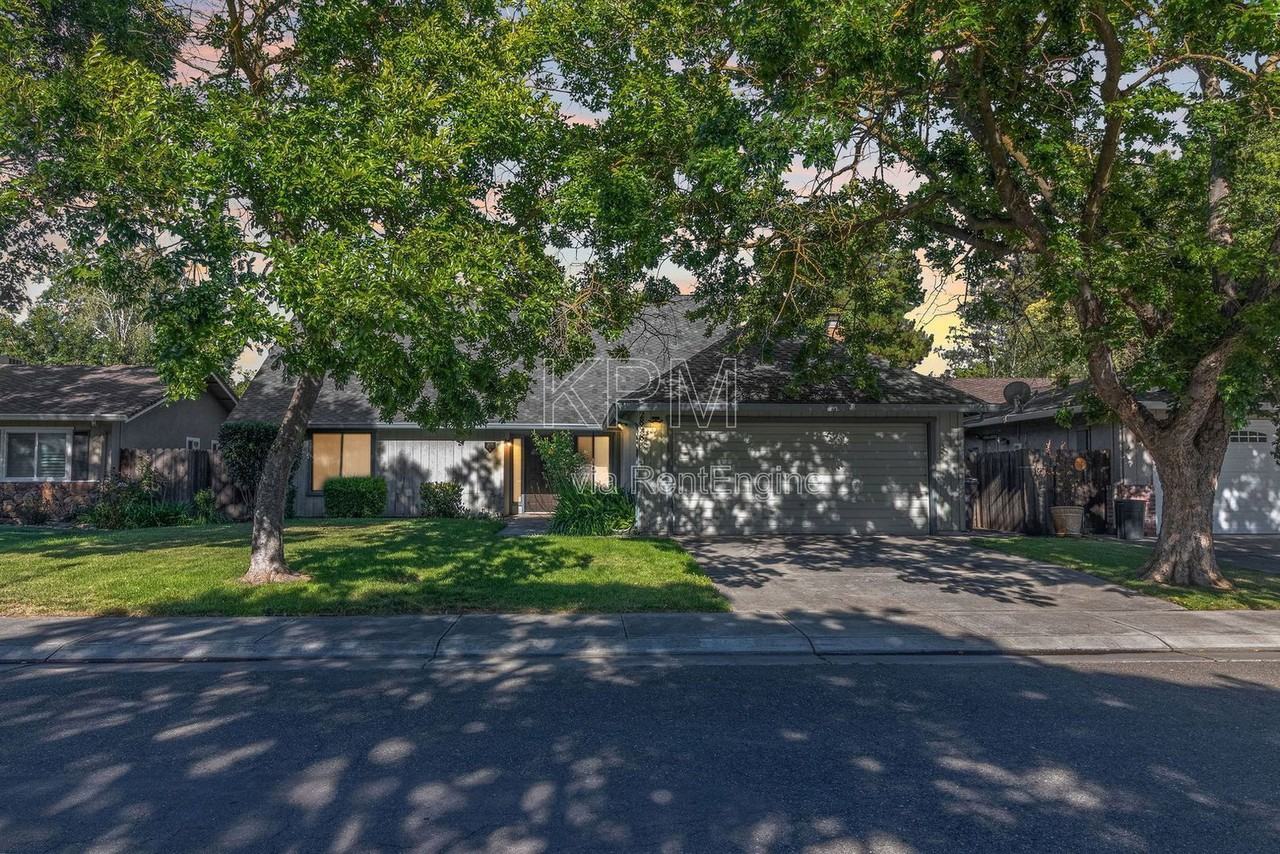 2828 Smoke Tree Cir