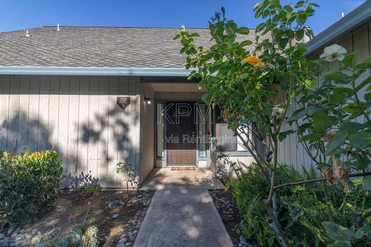 2828 Smoke Tree Cir - Photo 4 of 35