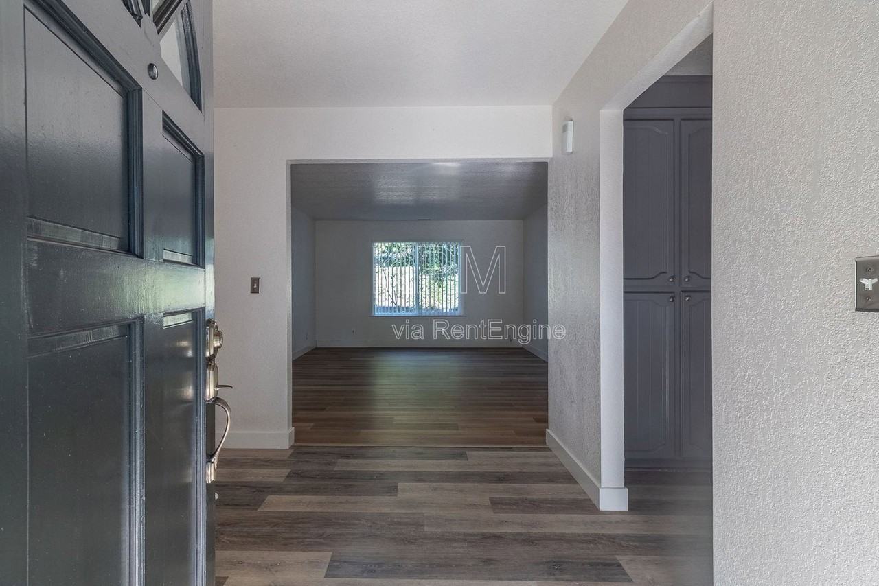 2828 Smoke Tree Cir - Photo 5 of 35