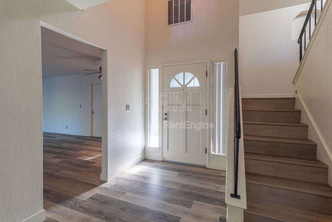 2828 Smoke Tree Cir - Photo 6 of 35