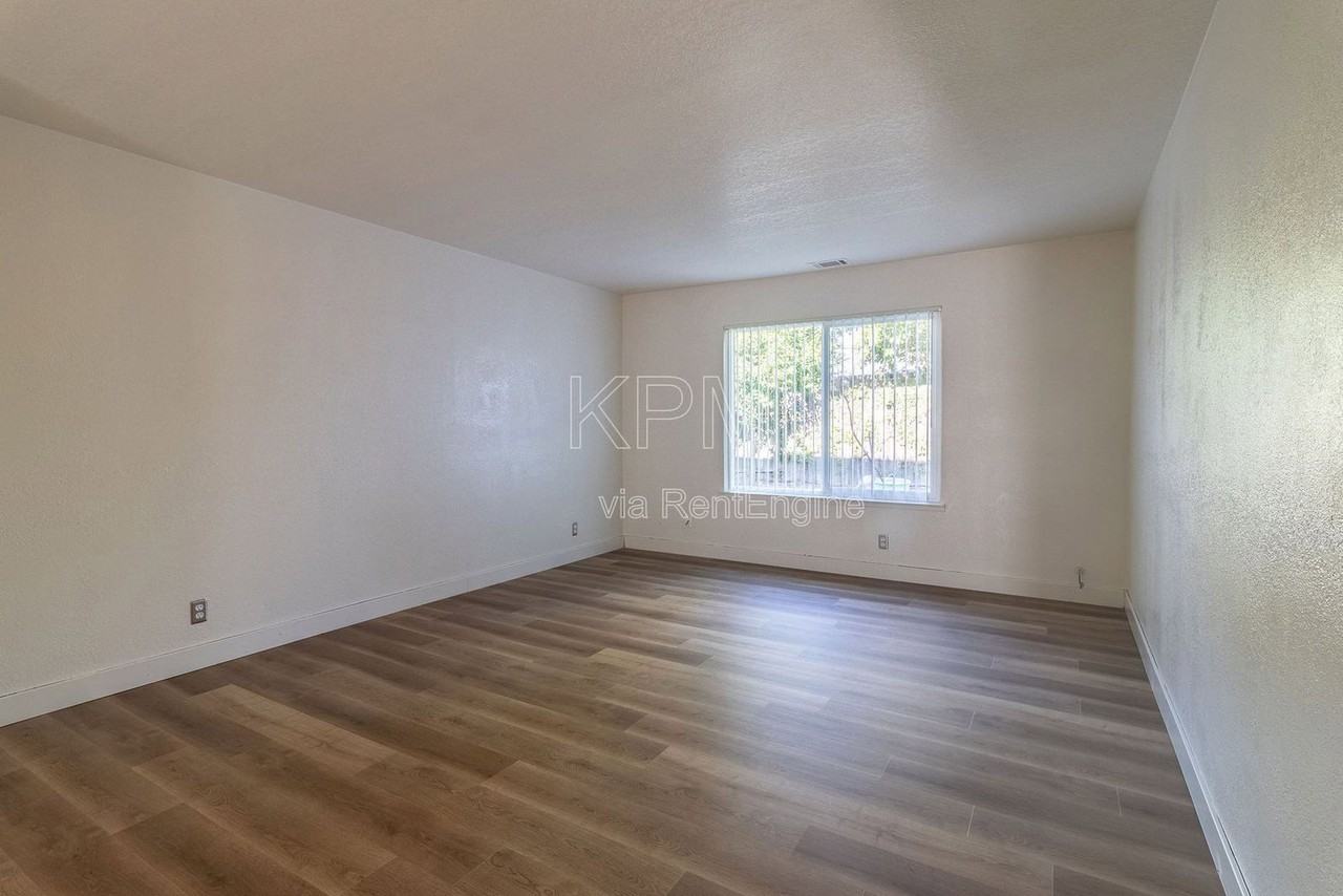 2828 Smoke Tree Cir - Photo 7 of 35