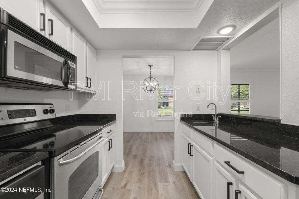 908 Shoreline Cir - Photo 2 of 31