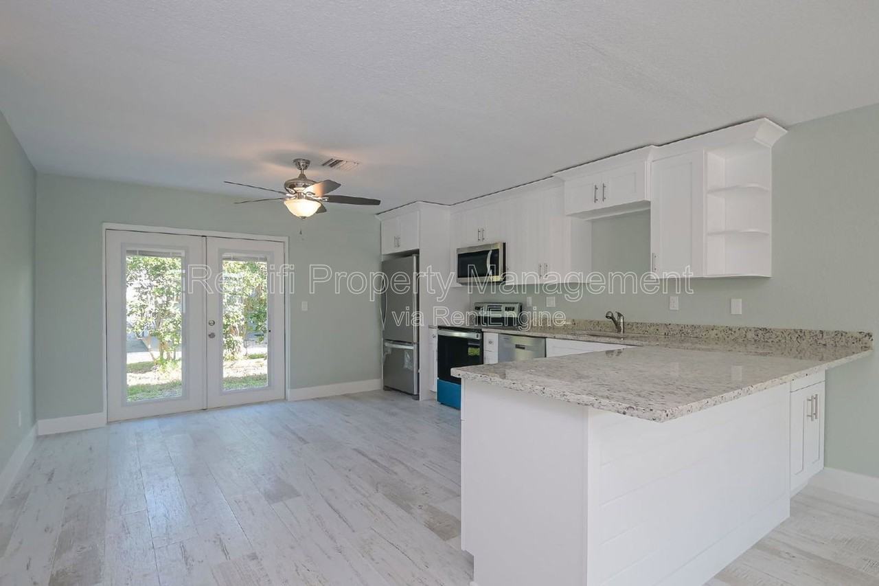 1322 Miramar St #2 - Photo 5 of 32
