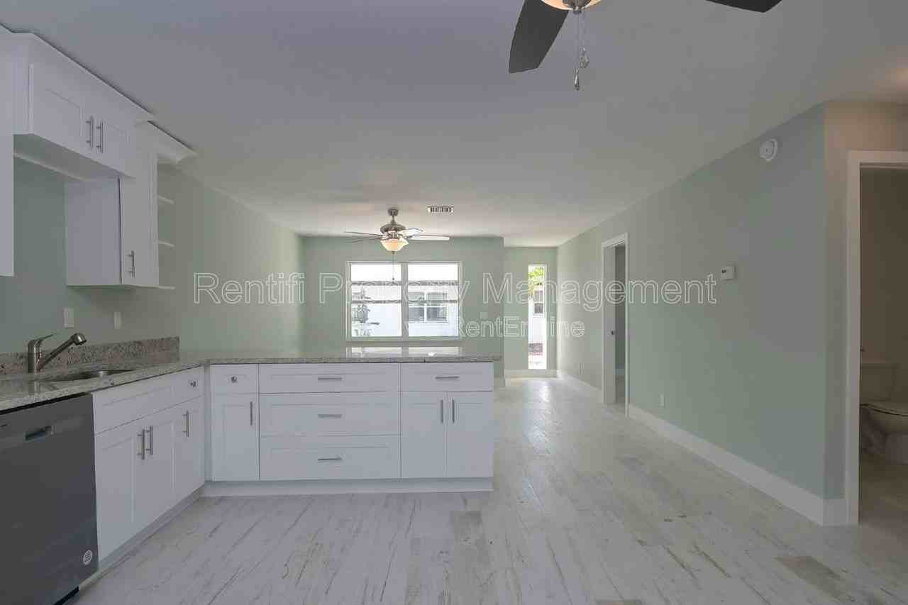 1322 Miramar St #2 - Photo 7 of 32