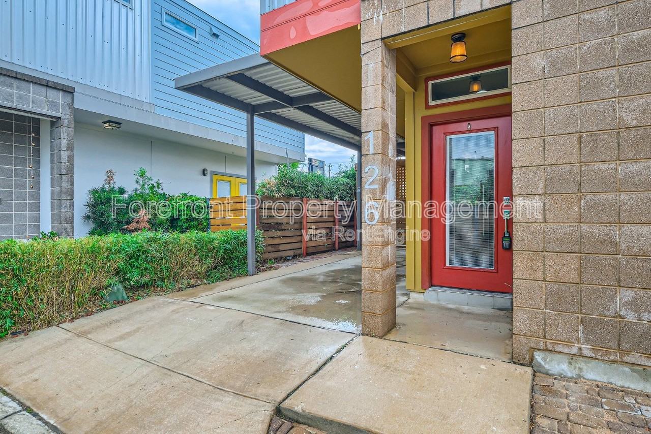 126 E Myrtle St - Photo 3 of 32
