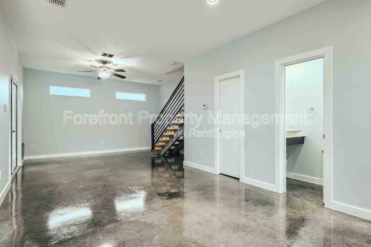 126 E Myrtle St - Photo 6 of 32