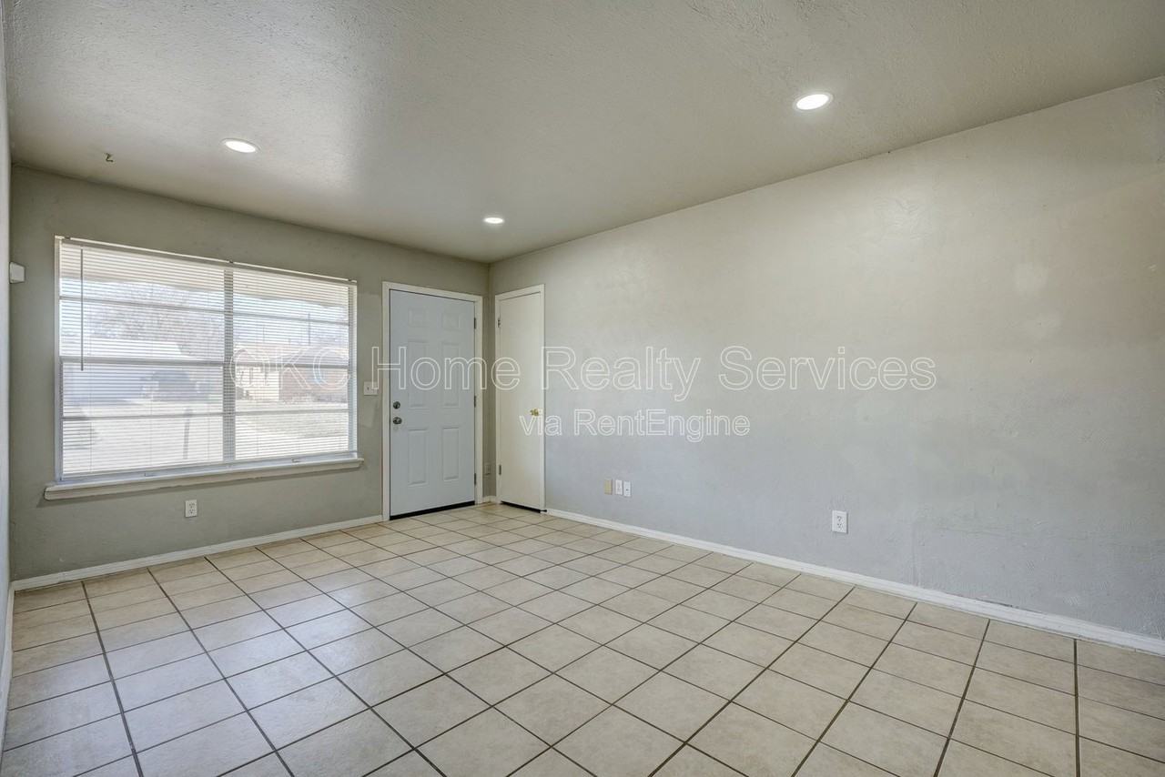 1616 Mcgregor Dr - Photo 3 of 10
