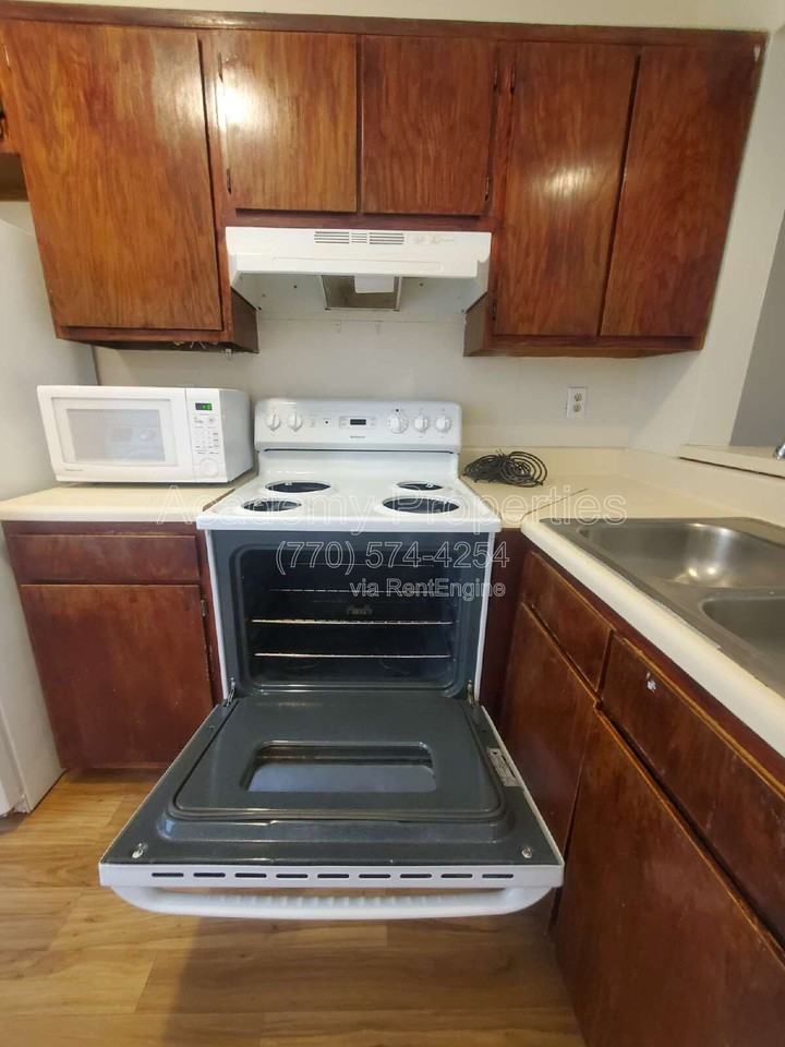 200 Sheraton Ct - Photo 3 of 11