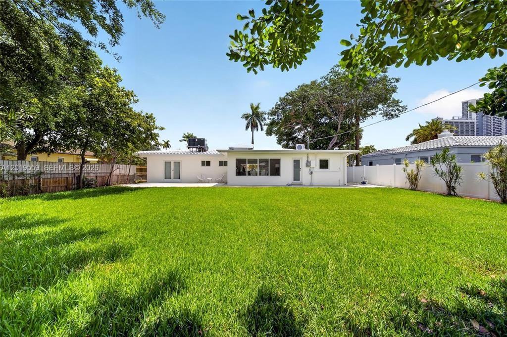 1619 Hollywood Blvd - Photo 2 of 8