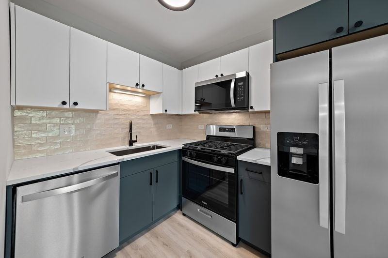 5616 N Washtenaw Ave #102