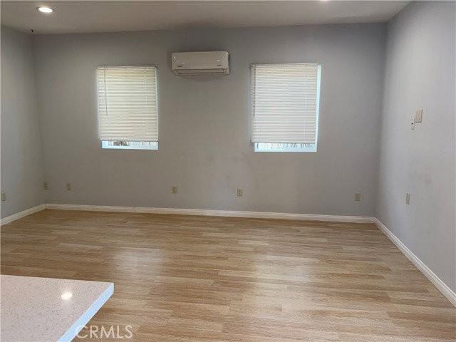 20324 Oxnard St - Photo 3 of 8