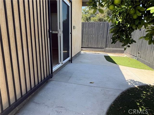 20324 Oxnard St - Photo 4 of 8