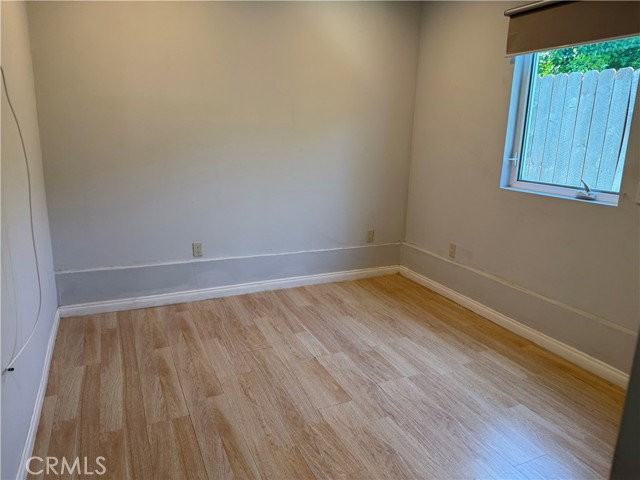 20324 Oxnard St - Photo 5 of 8