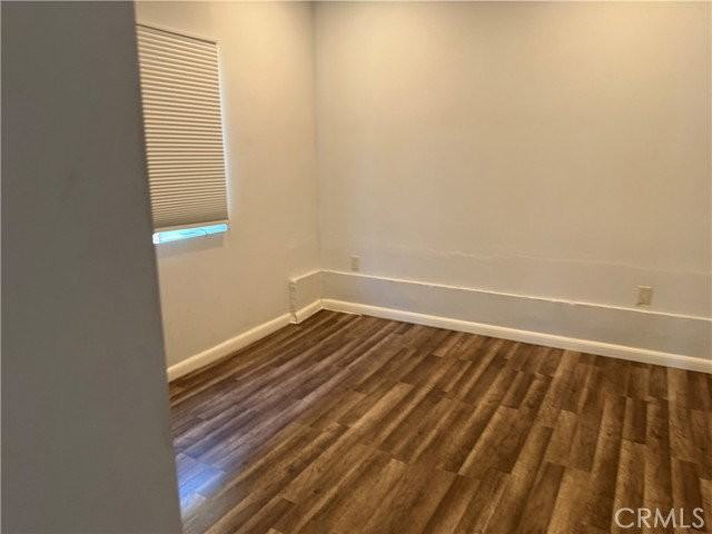 20324 Oxnard St - Photo 6 of 8