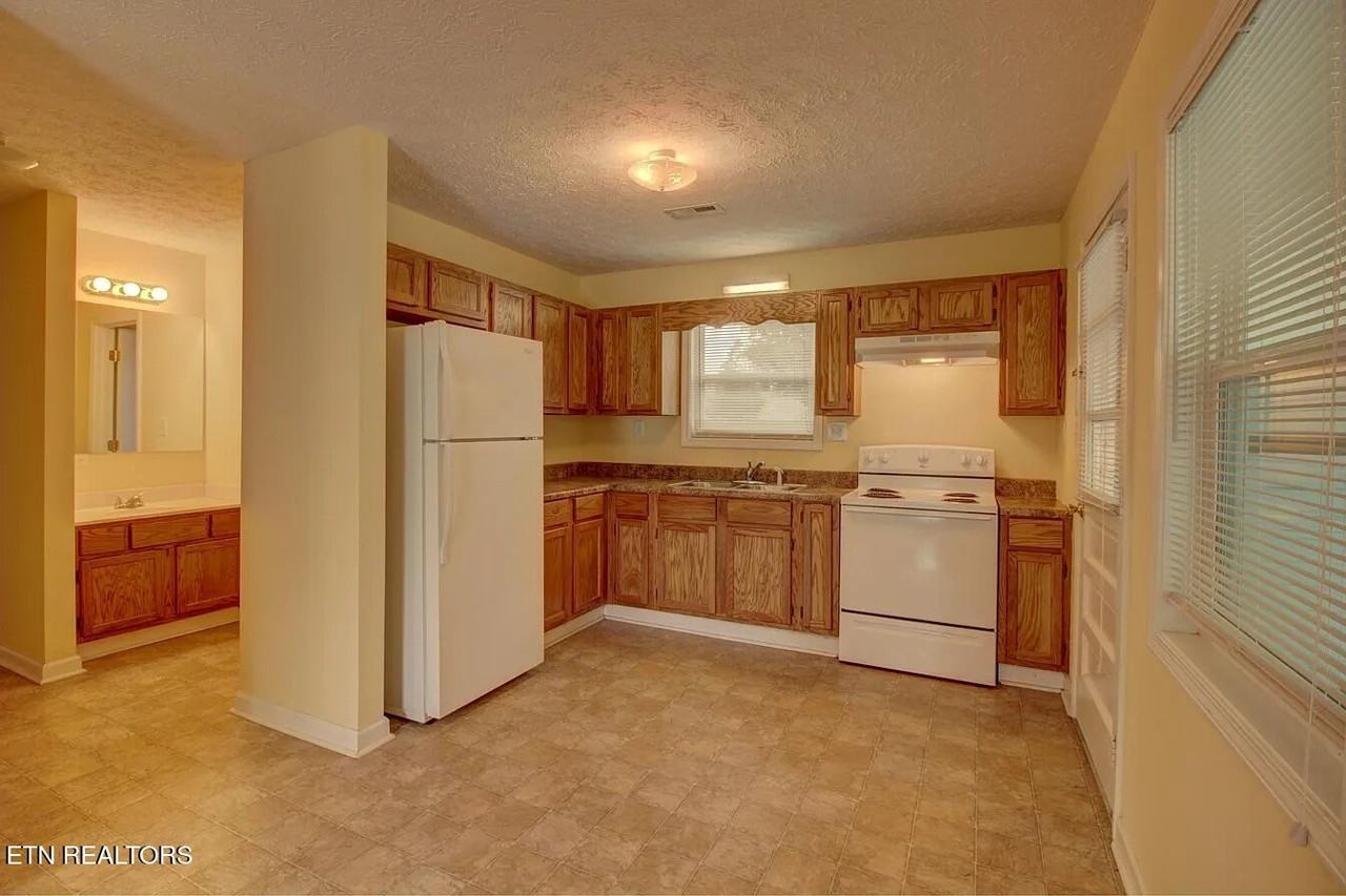 611 Laurel Bluff Rd - Photo 3 of 8