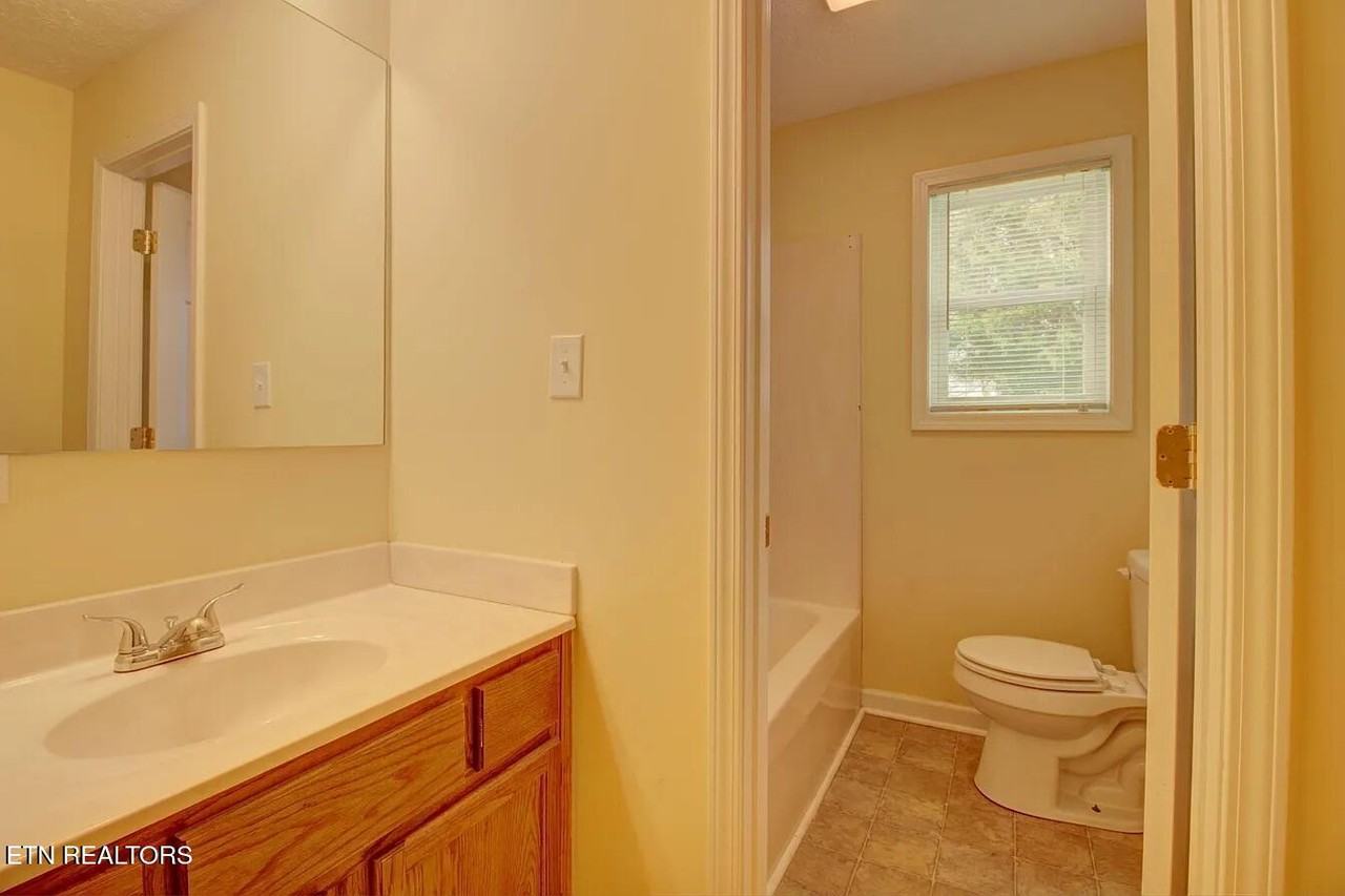 611 Laurel Bluff Rd - Photo 4 of 8