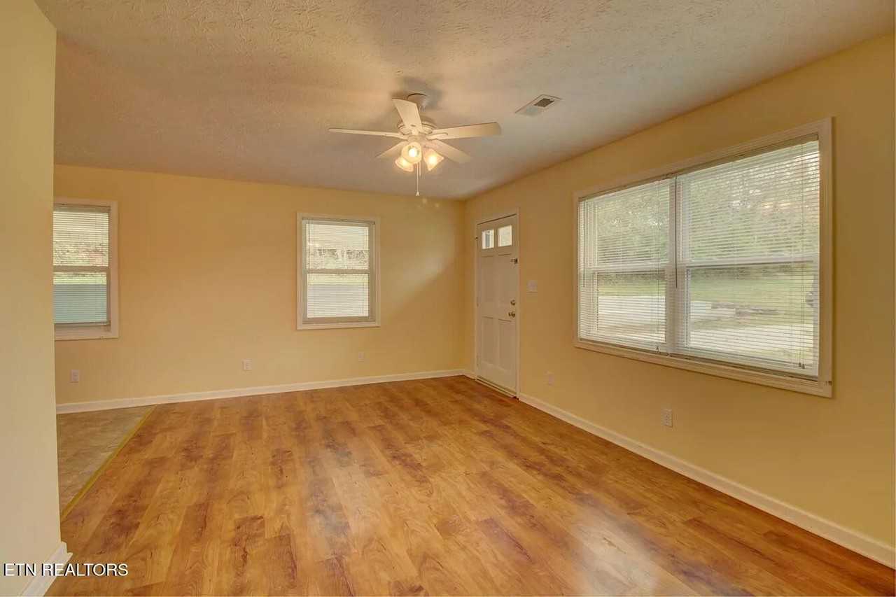 611 Laurel Bluff Rd - Photo 5 of 8