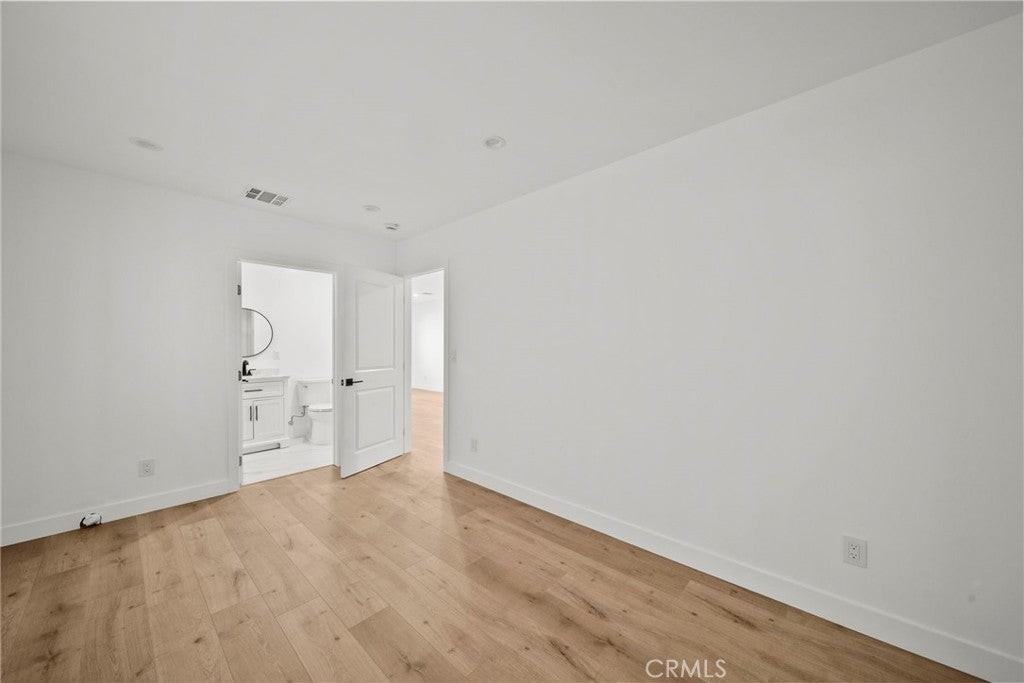 11488 Burbank Blvd - Photo 6 of 24
