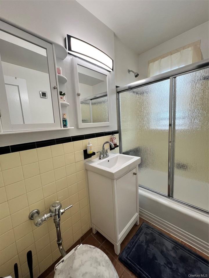 821 Bronx River Rd - Photo 2 of 4