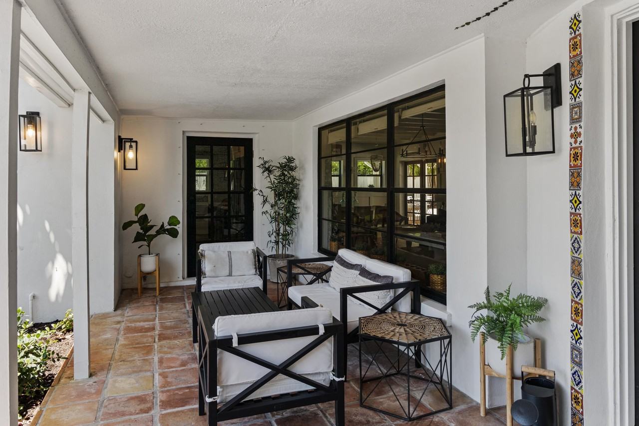 711 Sw 27th Way - Photo 2 of 39