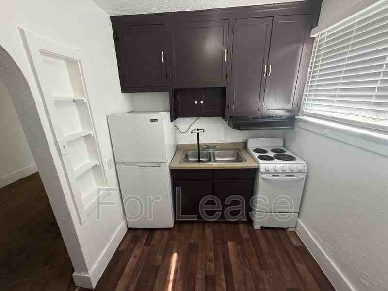 521 21st St #2 - Photo 2 of 10