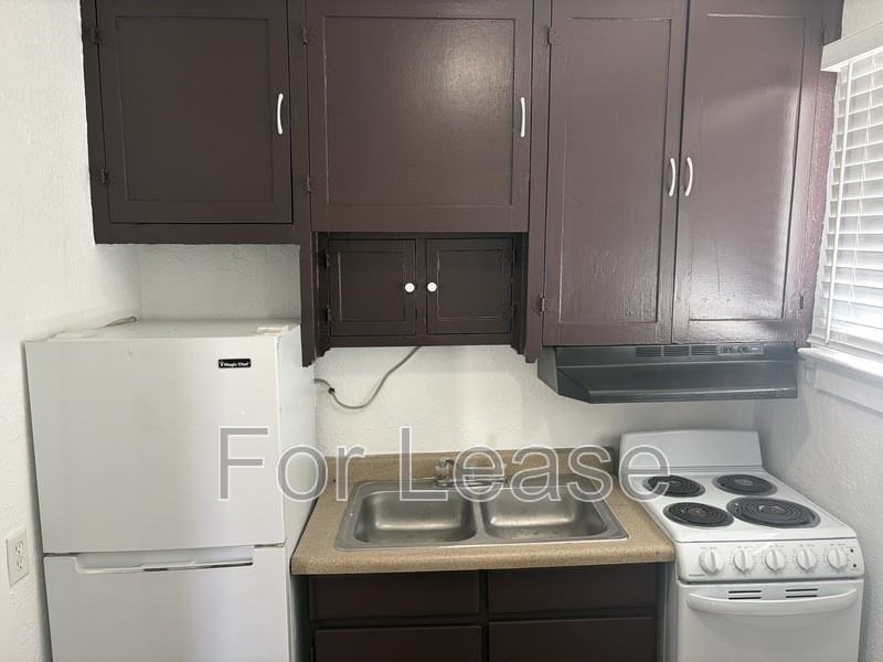 521 21st St #2 - Photo 3 of 10