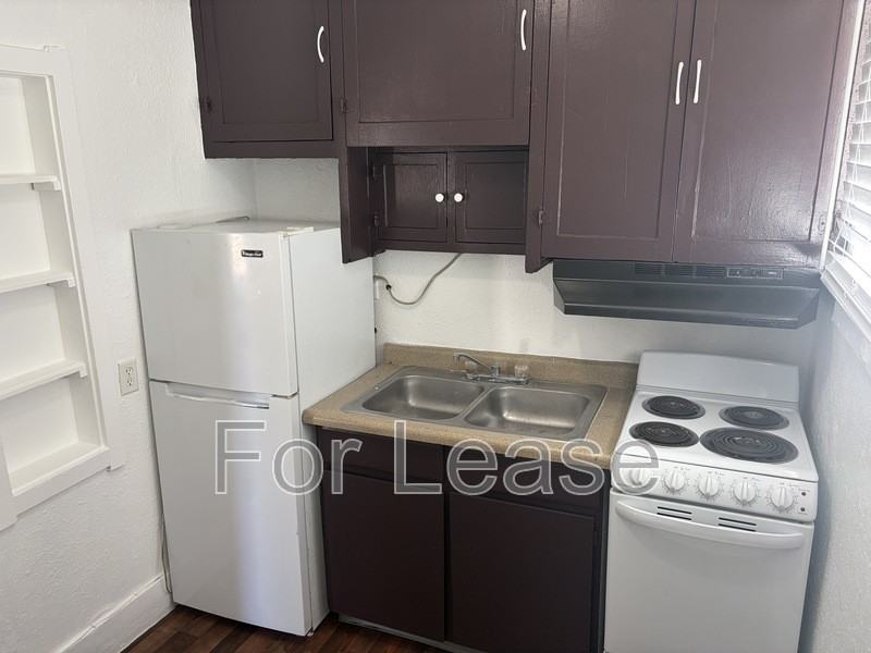 521 21st St #2 - Photo 4 of 10