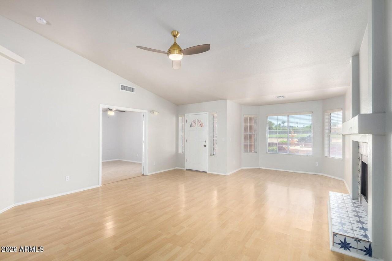 1924 E Sharon Dr - Photo 6 of 41