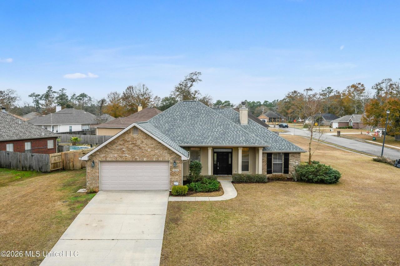 13636 Hidden Oaks Dr - Photo 2 of 26