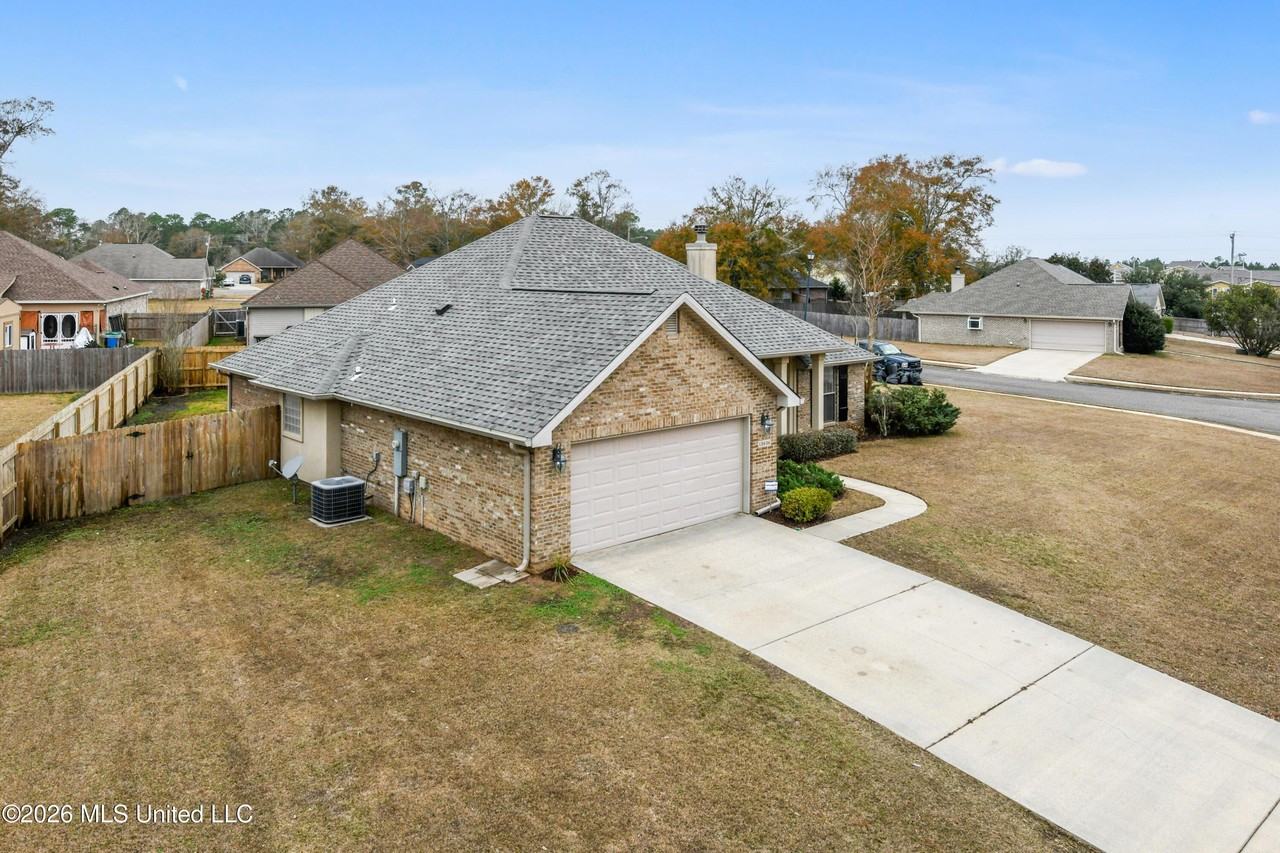 13636 Hidden Oaks Dr - Photo 3 of 26