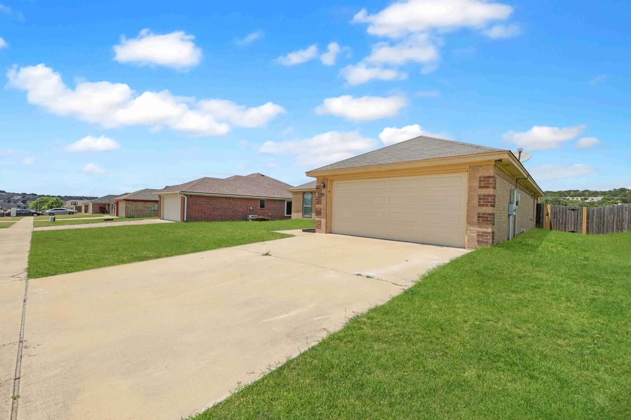 2701 Tarrant County Dr - Photo 2 of 26