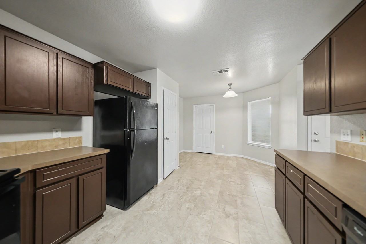 2701 Tarrant County Dr - Photo 5 of 26