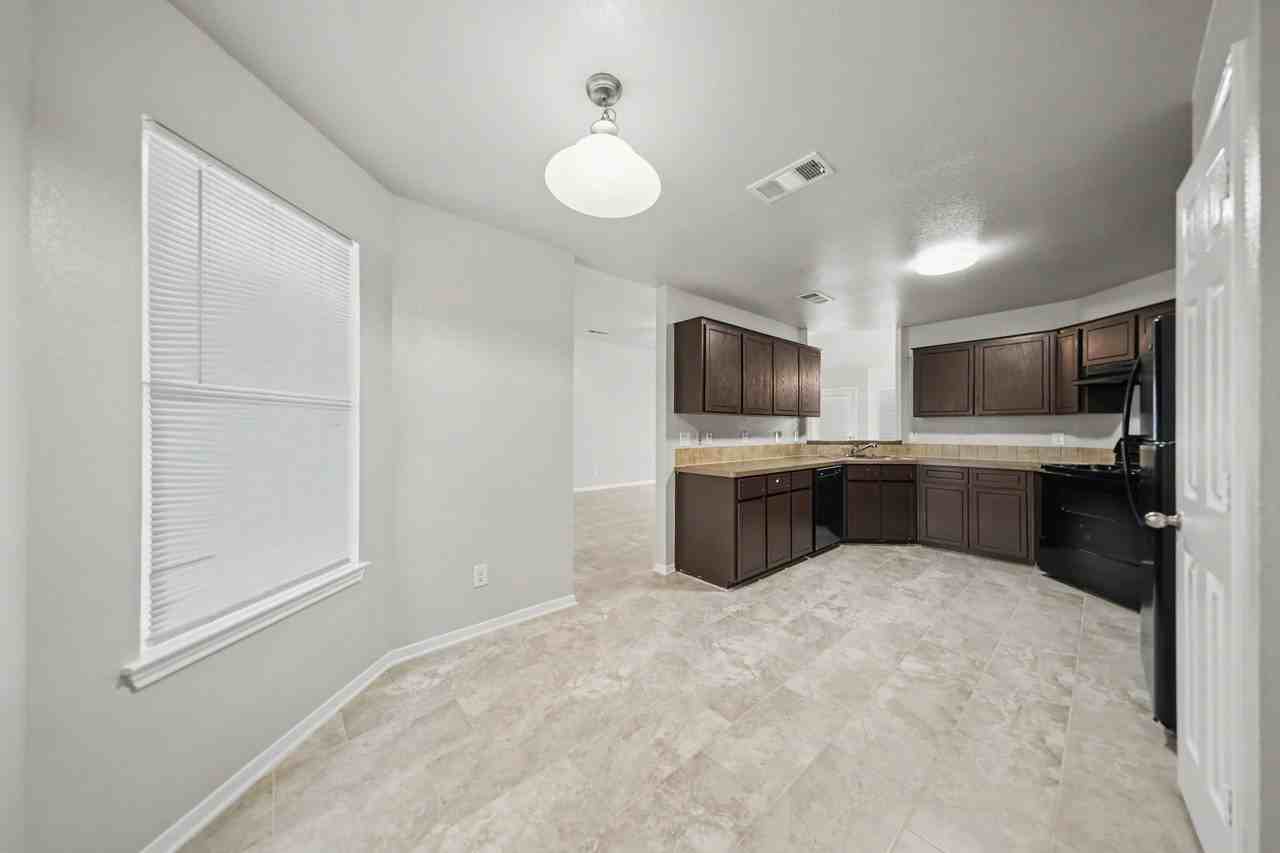 2701 Tarrant County Dr - Photo 6 of 26