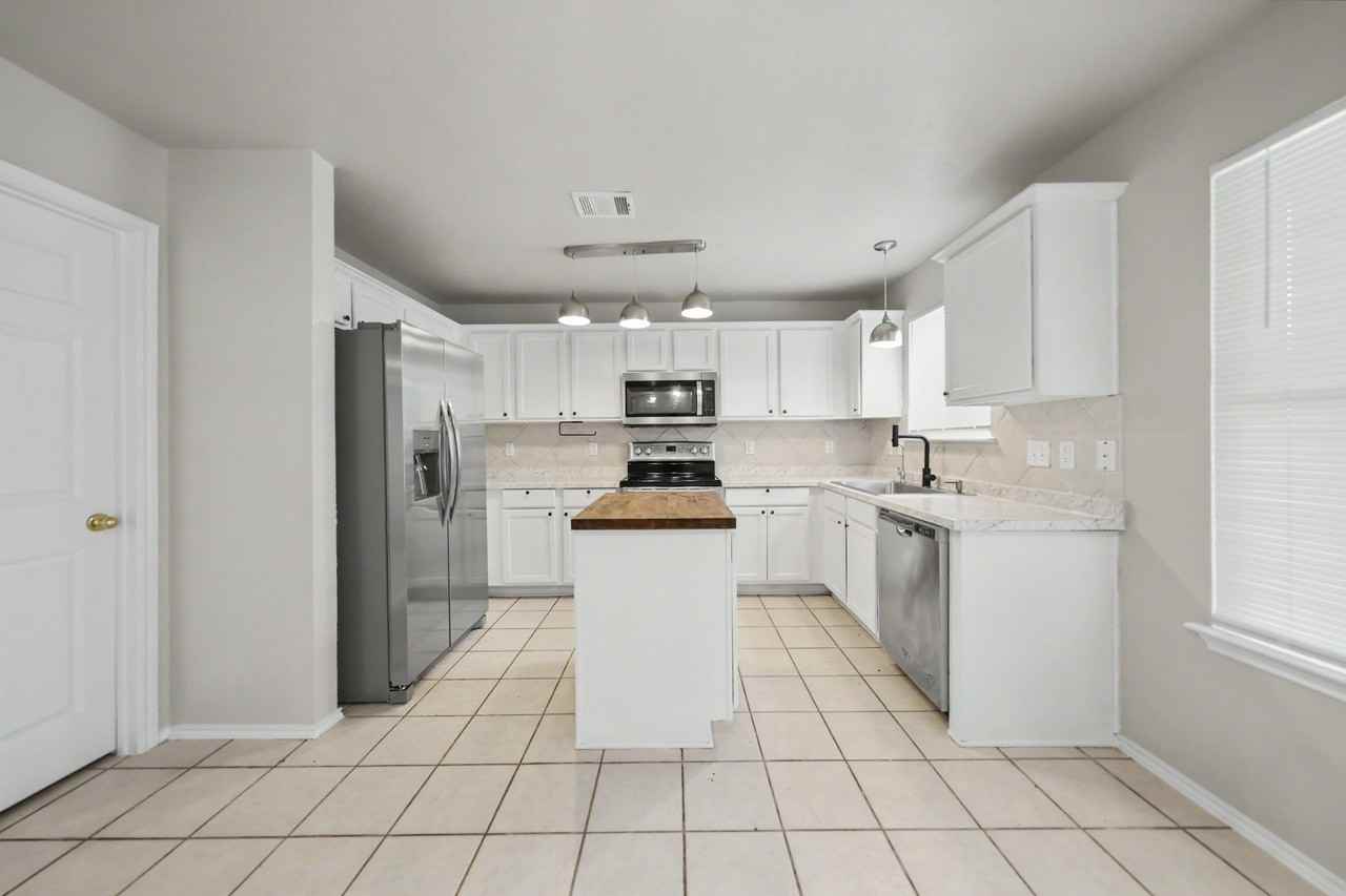 5013 Causeway Ct - Photo 4 of 28