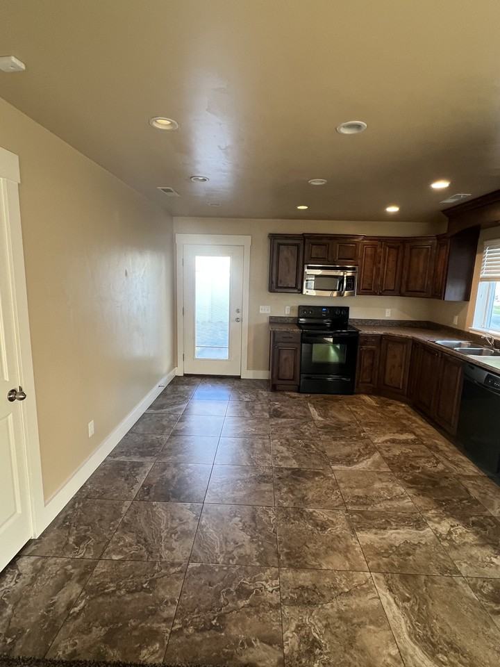 818 Nw - Photo 5 of 14