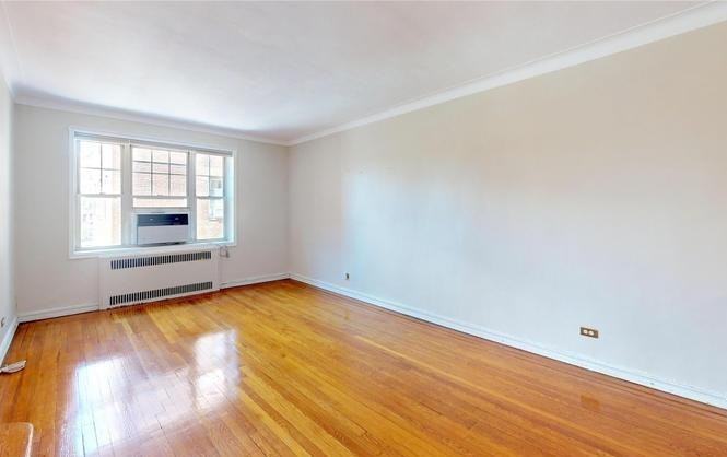 7636 113th St - Photo 2 of 5