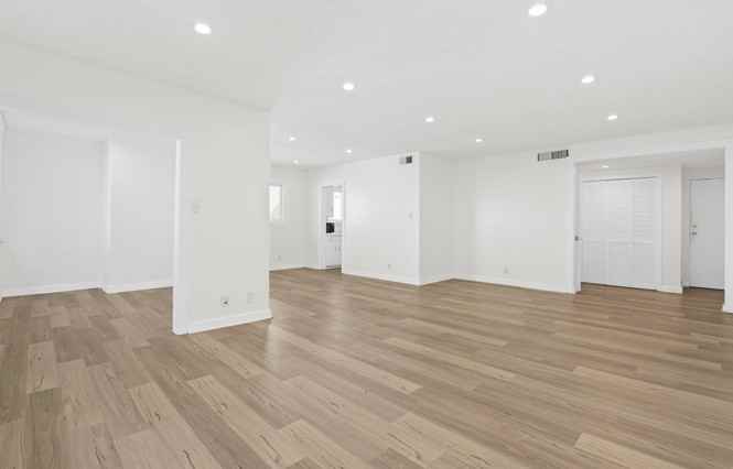 1525 N Hayworth Ave - Photo 2 of 4