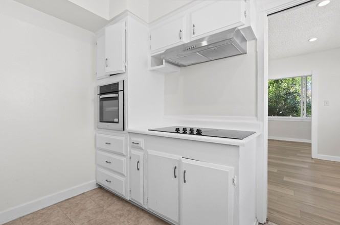 1525 N Hayworth Ave - Photo 3 of 4