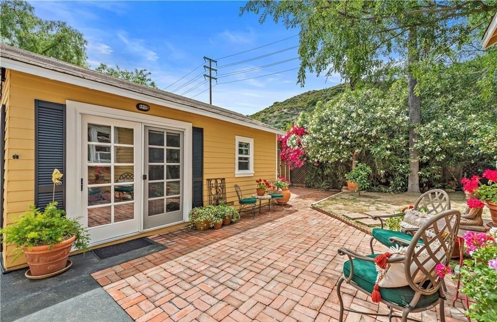 1590 Arroyo Dr - Photo 3 of 4