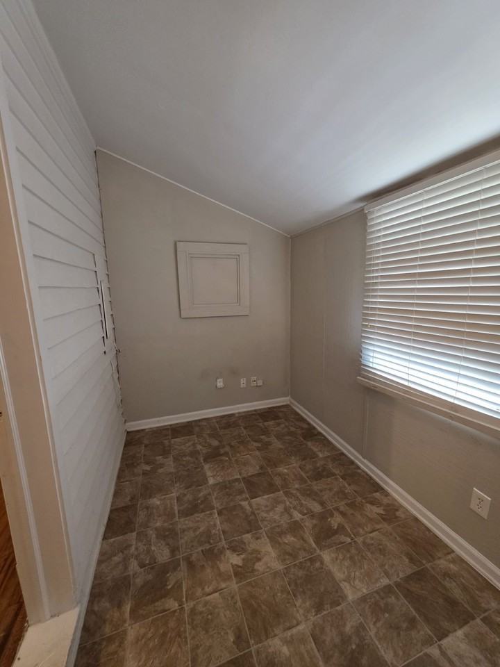 210 Stewart St - Photo 6 of 9