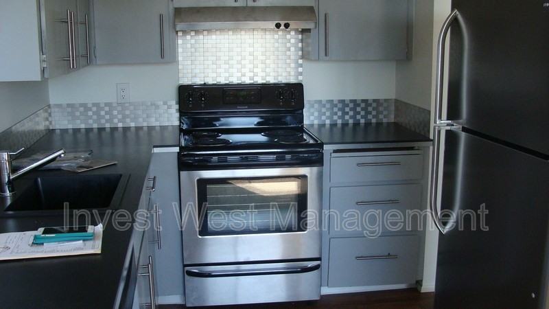 319 Neavenue #B - Photo 3 of 16