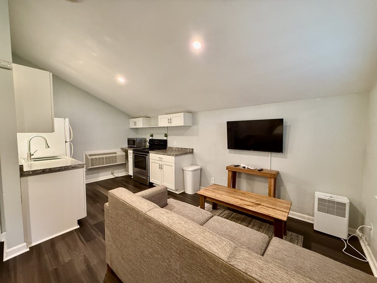 2426 W Desoto St #C - Photo 2 of 10