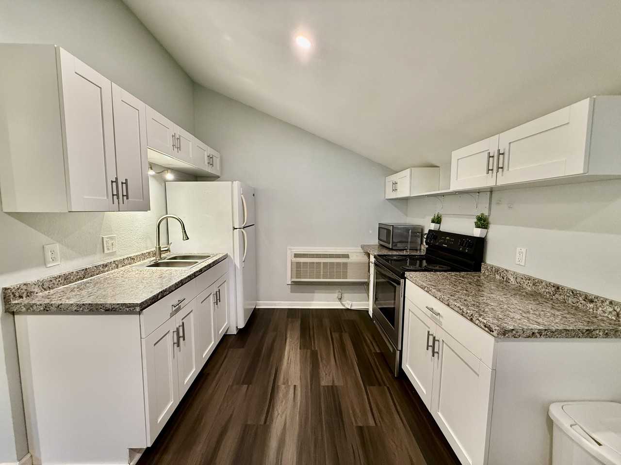 2426 W Desoto St #C - Photo 3 of 10