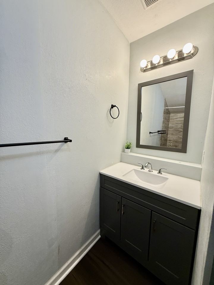2426 W Desoto St #C - Photo 6 of 10